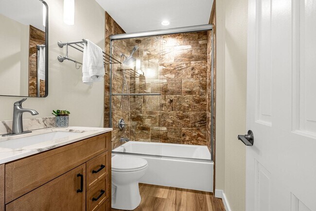 Building Photo - Fully Furnished Executive Townhome in Kiss...