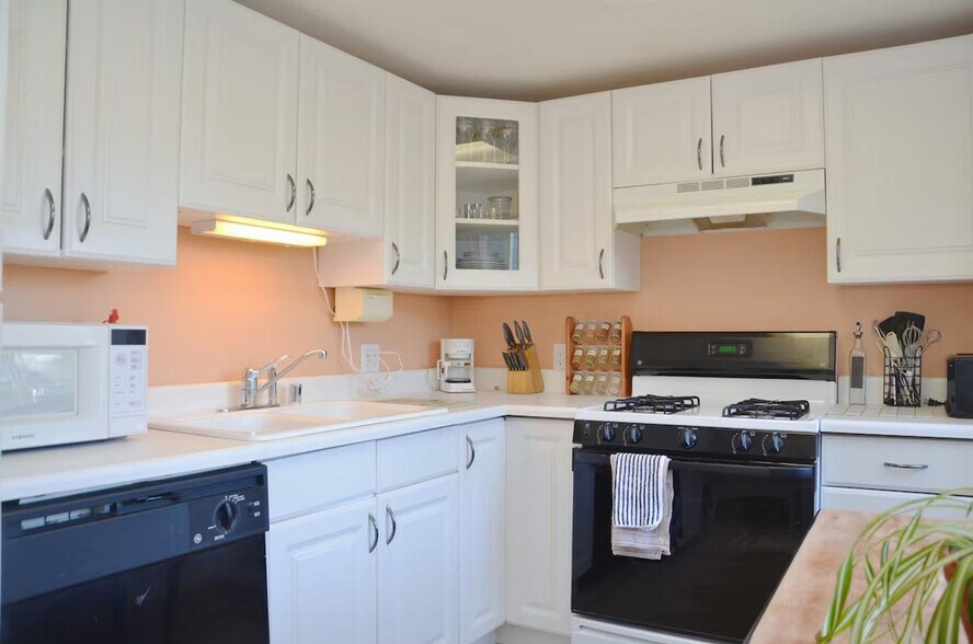 Building Photo - 210 27th Ave E