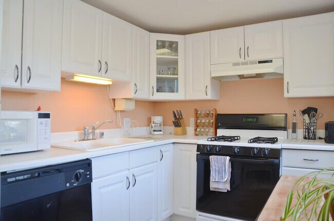 Building Photo - 208 27th Ave E