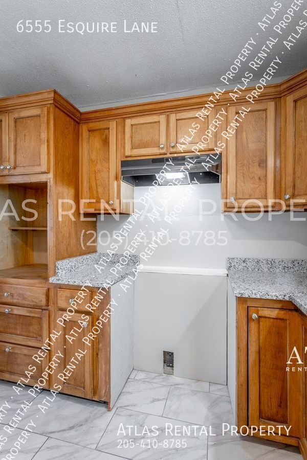 Building Photo - 6555 Esquire Ln