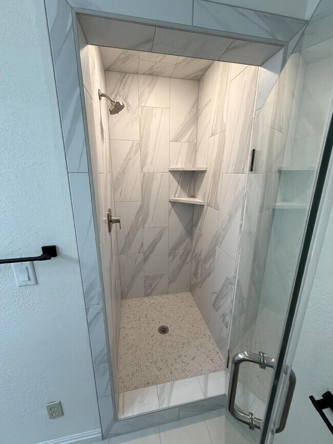 Building Photo - AVAILABLE AUGUST 4TH- RENT - 5 BDRM - 5 1/2 BATH - VIEWS VIEWS VIEWS
