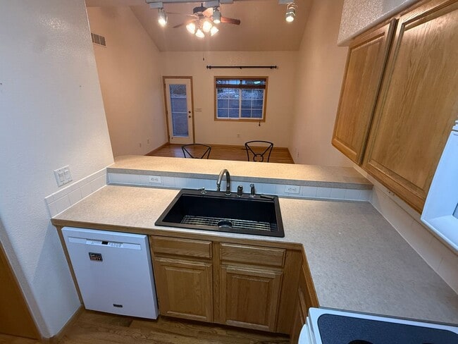 Building Photo - Beautiful 3-Level Corner Unit Townhouse with Garage