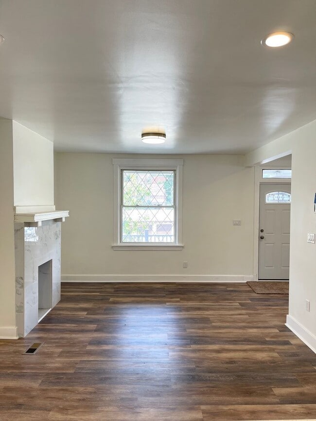 Building Photo - Entirely Remodeled 3 Bedroom, 1 Bathroom i...