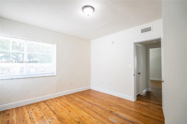 Building Photo - 1007 Bay Dr