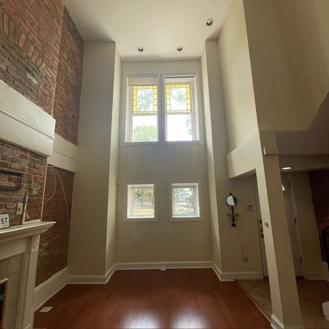 Building Photo - Logan/Shaw - Spacious 3 Bedroom, Two Bath Apartment