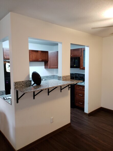 Building Photo - 1800 Riverwood Dr