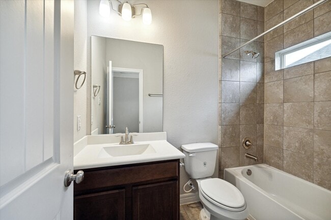 Building Photo - 430 N Live Oak St