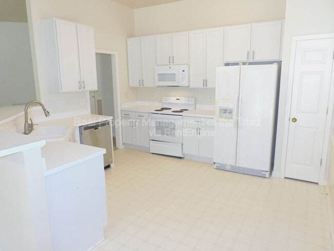 Building Photo - 3805 Tutbury Dr