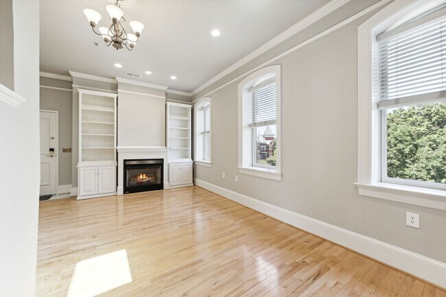 Building Photo - Available Now! 2 Bed/2 Bath With Parking I...