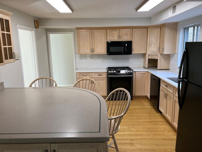 Building Photo - Spacious Home Close to Everything!