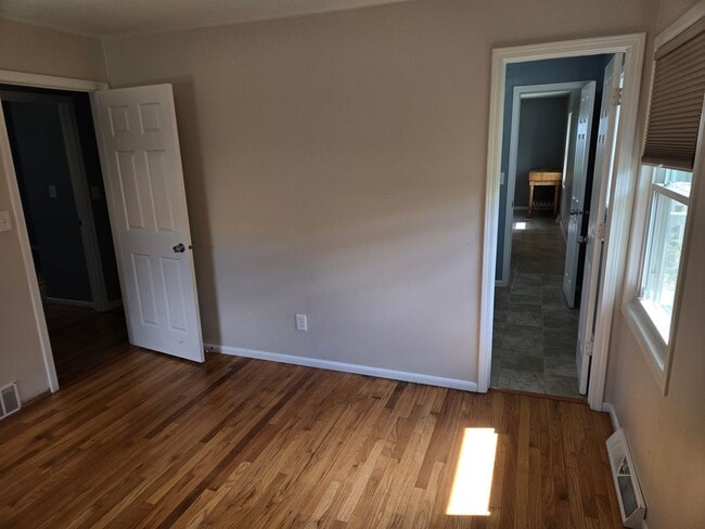 Building Photo - Well maintained 3 bedroom home
