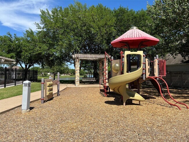 Building Photo - 1015 Longdraw Dr