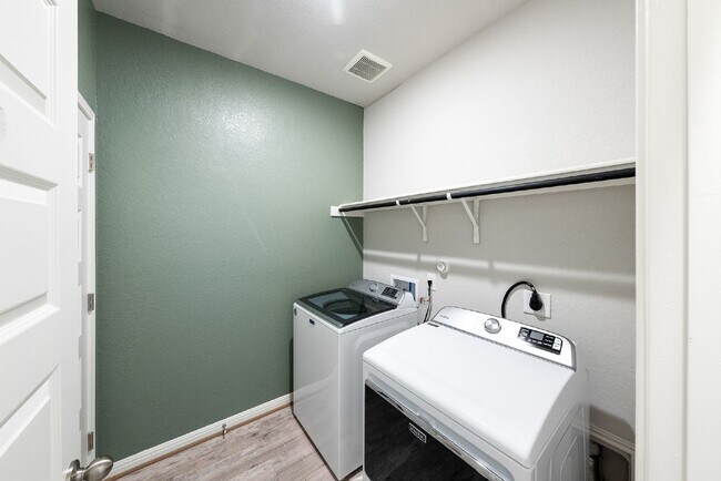 Building Photo - Rental Home w/ a POOL!!!