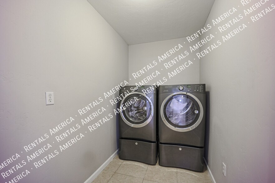 Building Photo - 614 N 74th St