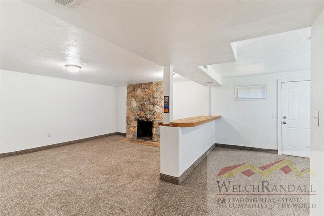 Building Photo - Your Modern, Spacious Retreat Close to Dow...