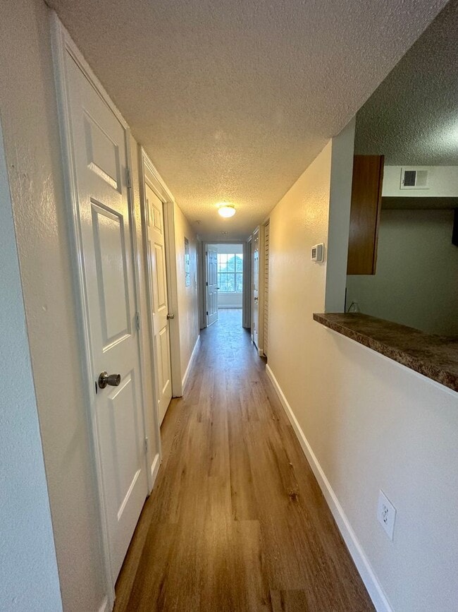 Building Photo - Spacious 3B/2B Unfurnished Condo near Beach in the Heart of Destin!