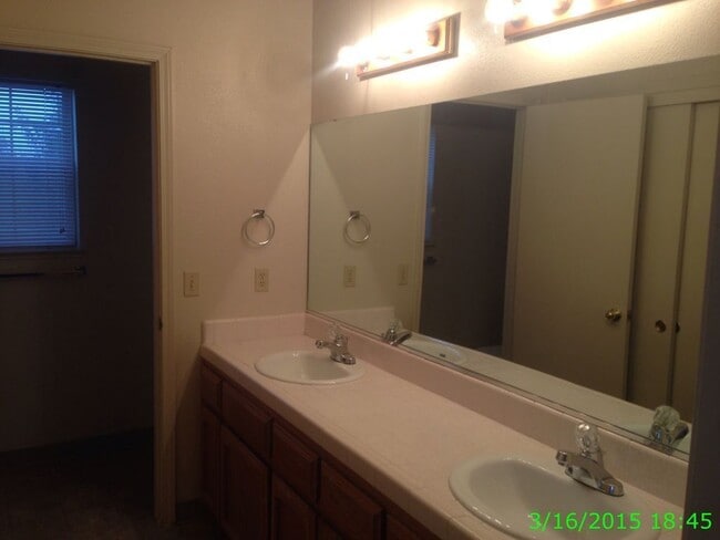 Building Photo - Appointment Only Do Not Disturb Occupants. Apply Now to Schedule Viewing.