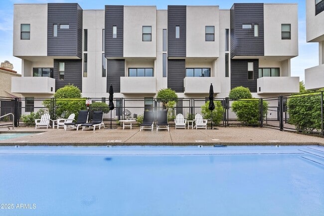 Building Photo - 325 E Coronado Rd