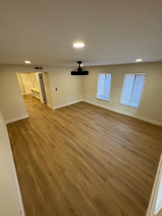 Building Photo - 1543 Willowbrook Dr