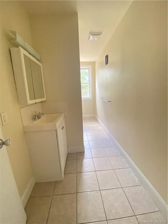 Building Photo - 282 Putnam St