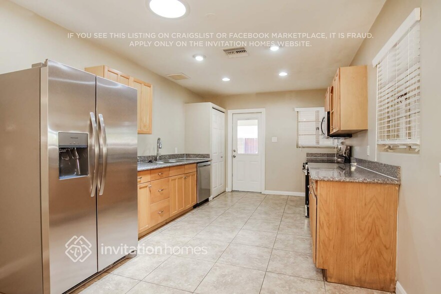 Building Photo - 657 N Sunland Dr