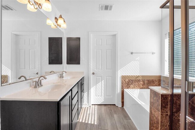 Building Photo - 10217 English Oak Dr