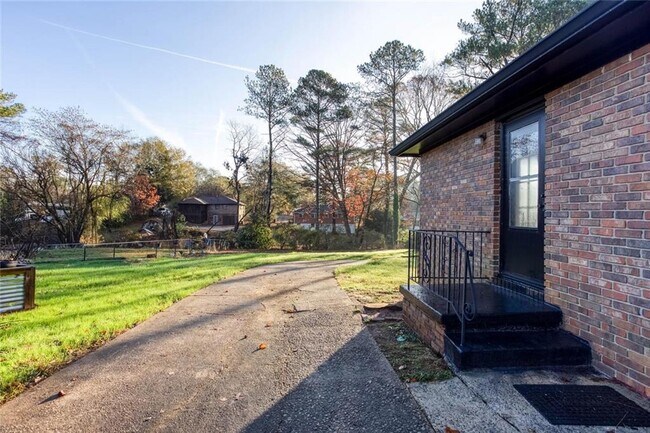 Building Photo - 2663 Hicks Rd