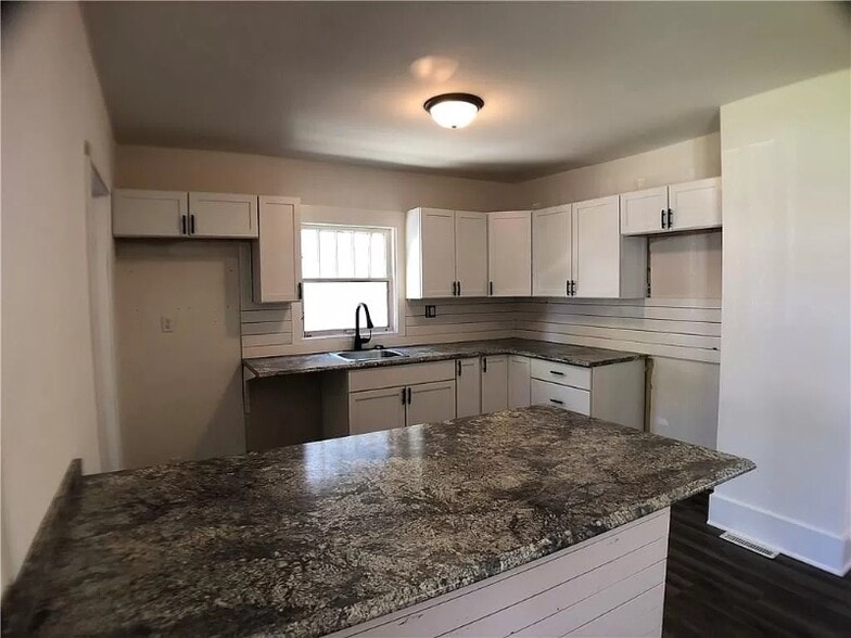 Building Photo - 816 Grandview Ave