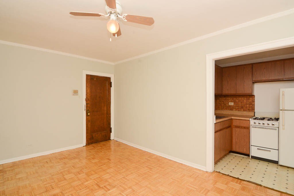 Building Photo - 742 W Belmont Ave