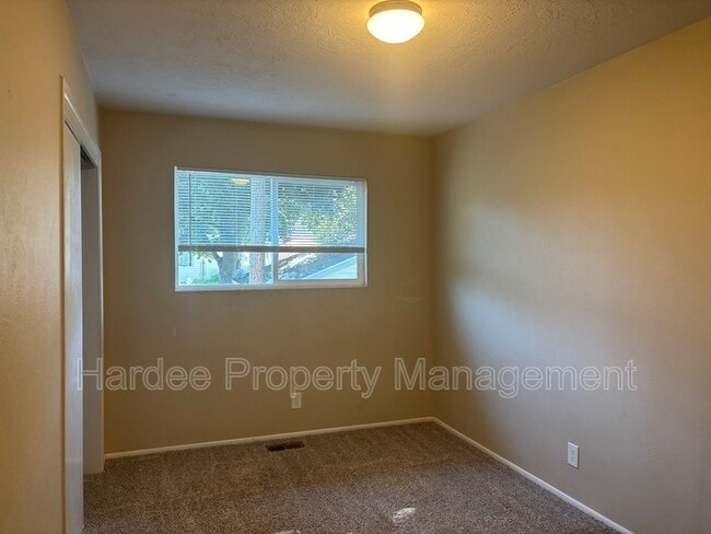 Building Photo - 1109 W Dundee St