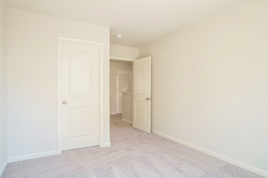 Building Photo - 684 Savanac St SE