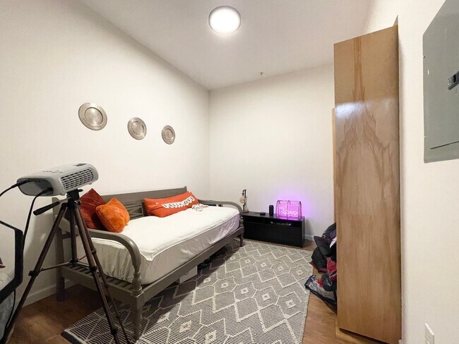Building Photo - Luxury Condo Living in the Heart of Excelsior & Grand - Underground parking -Available NOW!