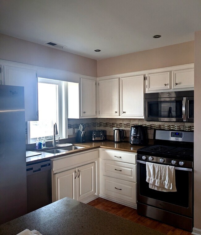 Building Photo - 9965 El Cameno Real Dr