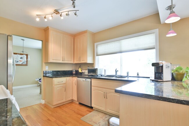Building Photo - Beautiful 3 Bedroom + Office 2.5 Bath Home...