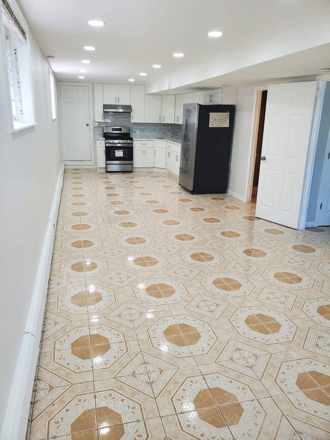 Building Photo - 10-20 Bay 32 St