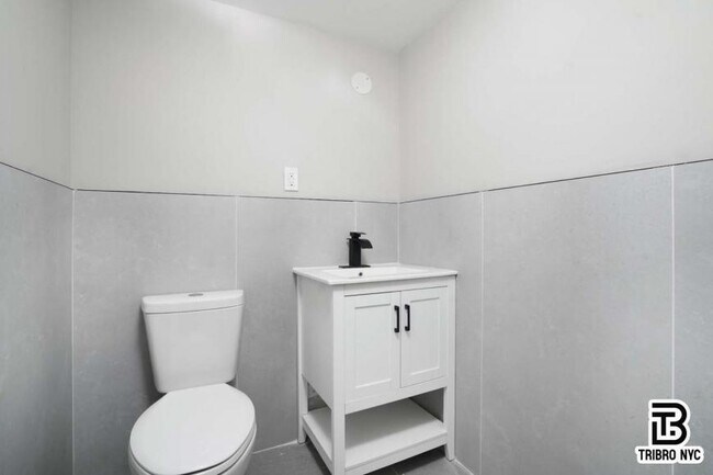 Building Photo - 3 bedroom in RIDGEWOOD NY 11385