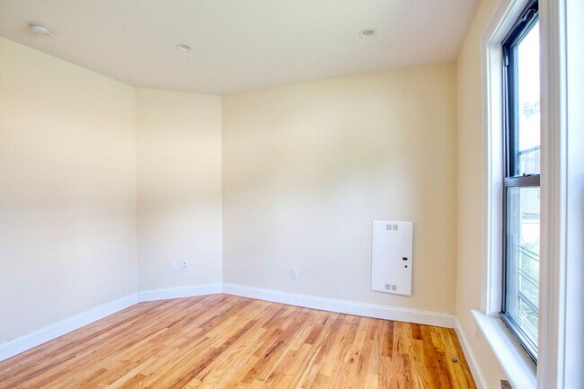 Building Photo - Updated 3 bedroom 1st floor apartment in Waterbury