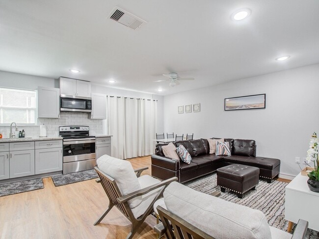 Building Photo - 6610 Haight St