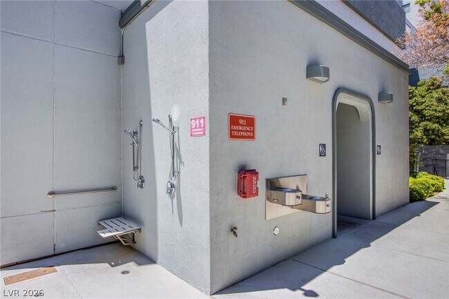 Building Photo - 360 E Desert Inn Rd