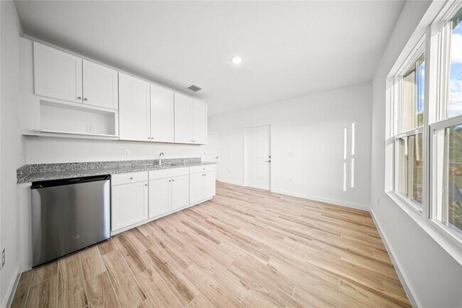 Building Photo - 1689 SW Abingdon Ave