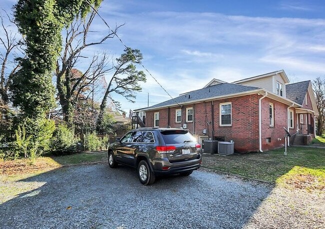 Building Photo - Charming 3BD/2BA Duplex in Dilworth!