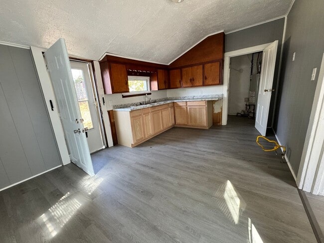 Building Photo - 2 Bedroom House