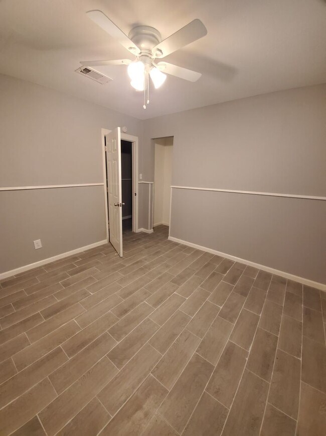 Building Photo - Amazing 4 Bedroom home with large yard!