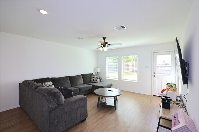 Building Photo - 7430 Clover Chase Dr