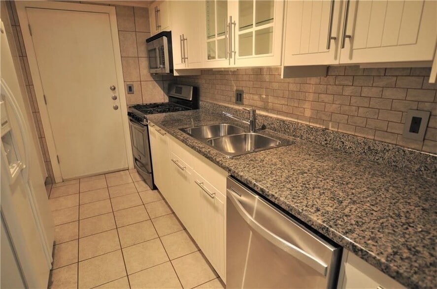 Building Photo - 6851 Roswell Rd NE