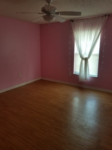 Building Photo - 6289 Freeport Dr