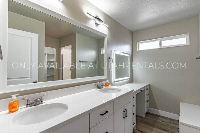 Building Photo - 4143 N Fairfield Dr