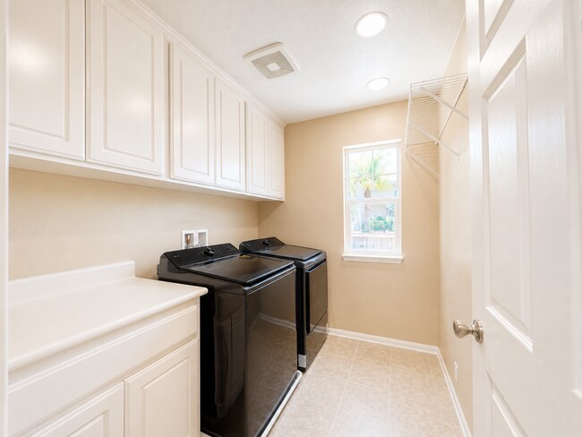Building Photo - Beautiful Heritage Lake 3 Bedroom+ House for rent