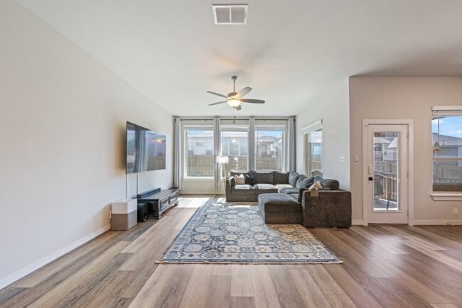 Building Photo - 1020 Highland Vista