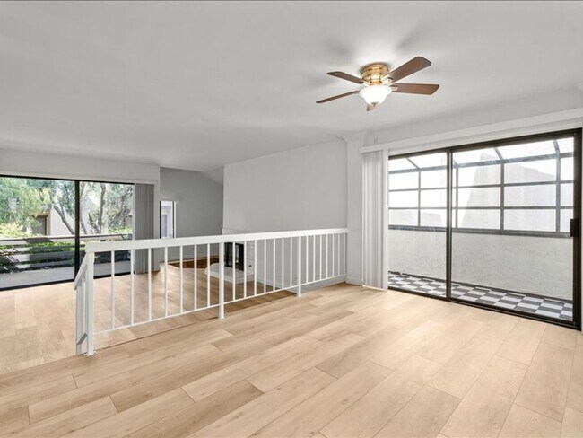 Building Photo - Spacious 3Beds+2.5Baths Townhouse With A B...